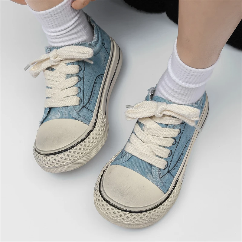 

Модные и модные мужские универсальные повседневные низкие кеды, новые дышащие и удобные нишевые джинсовые мужские туфли с большой головкой