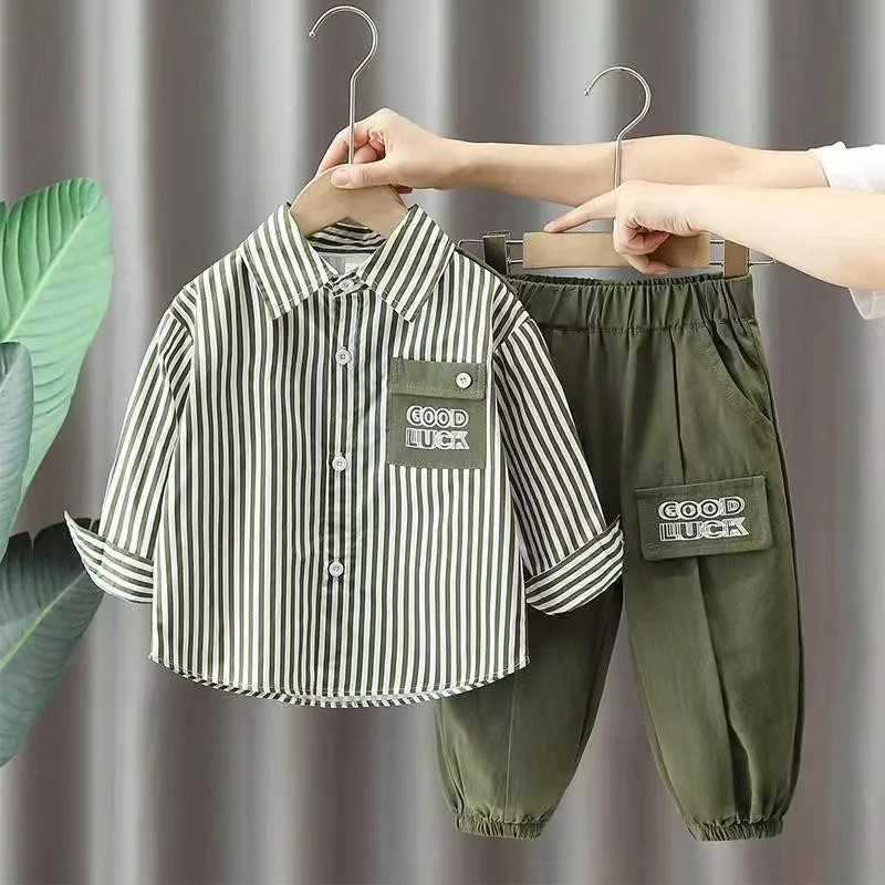 Neue Frühjahr-Herbst-Kleidungssets für Jungen, langärmliges, gestreiftes Hemd mit Buchstaben-Label + Hose, 2-teiliger Anzug für Kinder von 2-8 Jahren, Freizeitkleidung