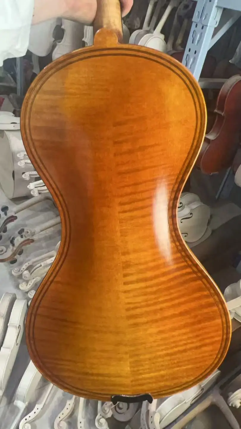 ممارسة الكمان على الطراز الإيطالي على شكل قرع مصنوعة يدويًا بنمط النمر الطبيعي وأداء الدرجات