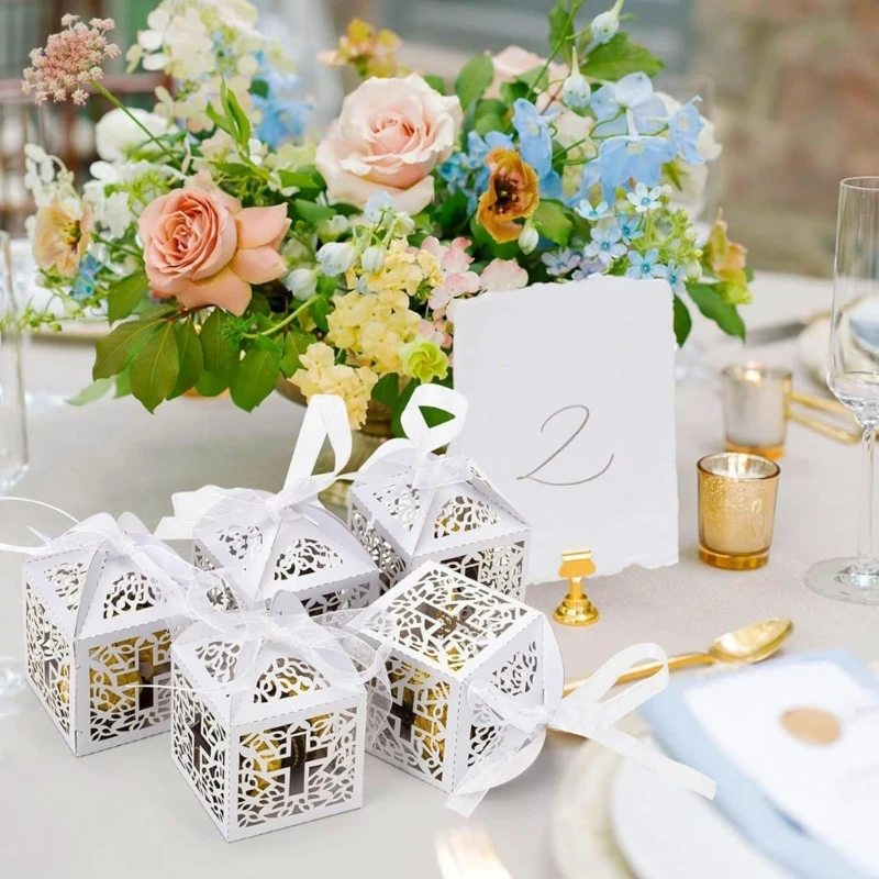 Cajas recuerdos con diseños cruces huecas blancas, cajas dulces con cruces blancas con cintas para golosinas boda y