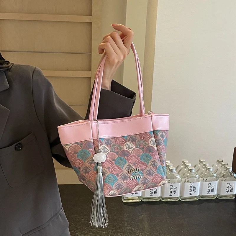 

Trendy Minimalist Unique Crossbody Bag with Letter Logo for Women Casual Leisure and Commuter Activities