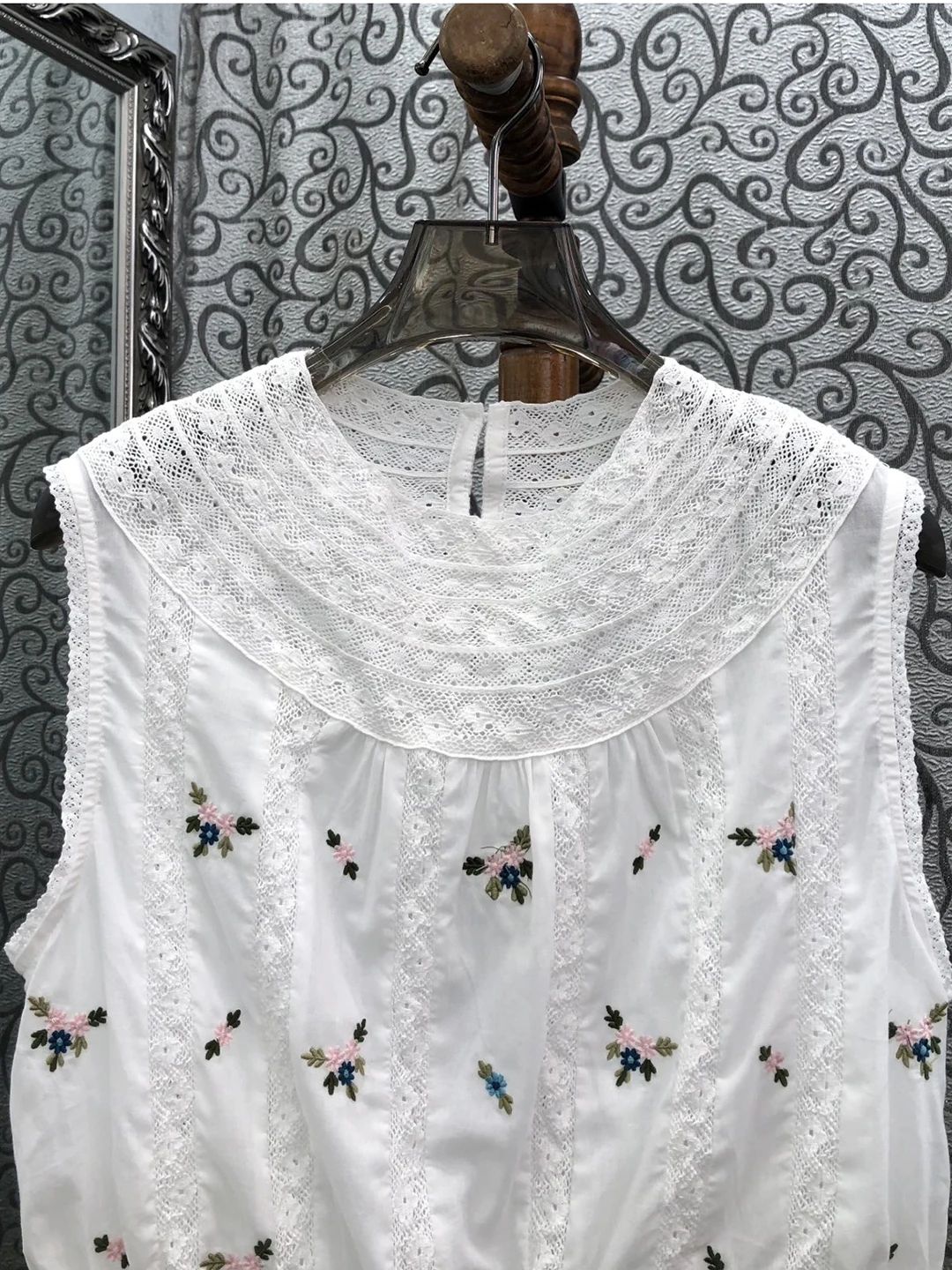 Milan Small Town South Oil Version Lace Patchwork  Flower Embroidery Elastic Waist Pleated White Sleeveless Vest F8