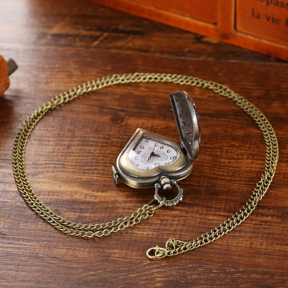 Stylish Quartz Pocket Watch Heart Shape Alloy Necklace Clock Hollow-out Pendant Watch Fashion Accessories