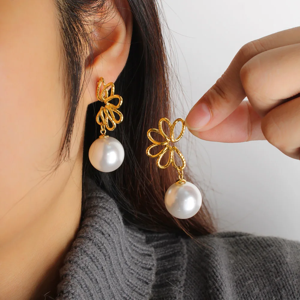 DIY accessories Christmas autumn and winter new big pearl garland earrings light luxury retro temperament gold titanium steel ea