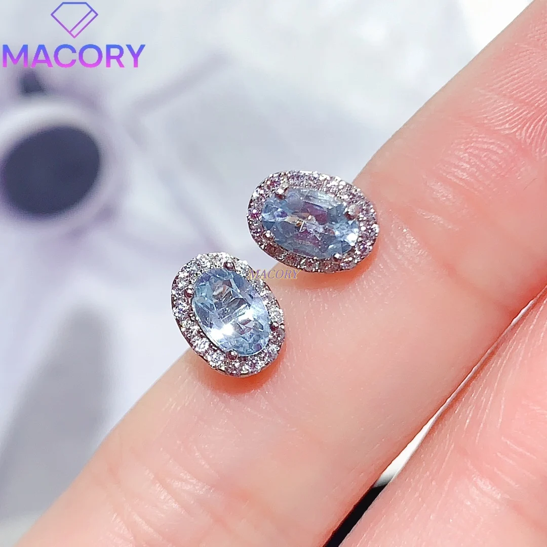 

Серебряные серьги-гвоздики S925 с инкрустацией натуральным аквамарином, подходящие как подарки ко Дню святого Валентина, Рождества и другие праздники.