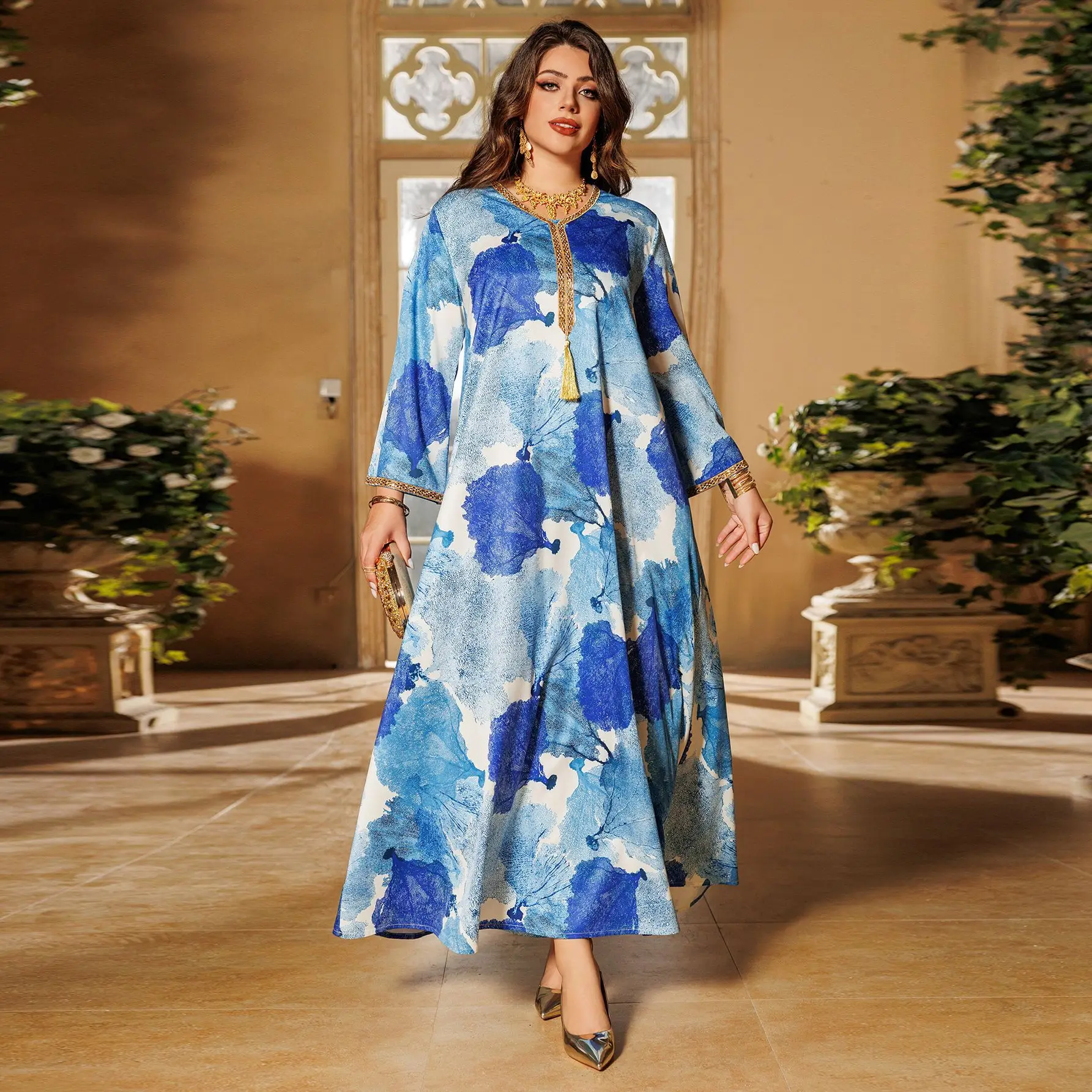 New style Middle Eastern Muslim women's robe. An Abaya-style best-selling dress with prints, diamond inlays, and bead studs.