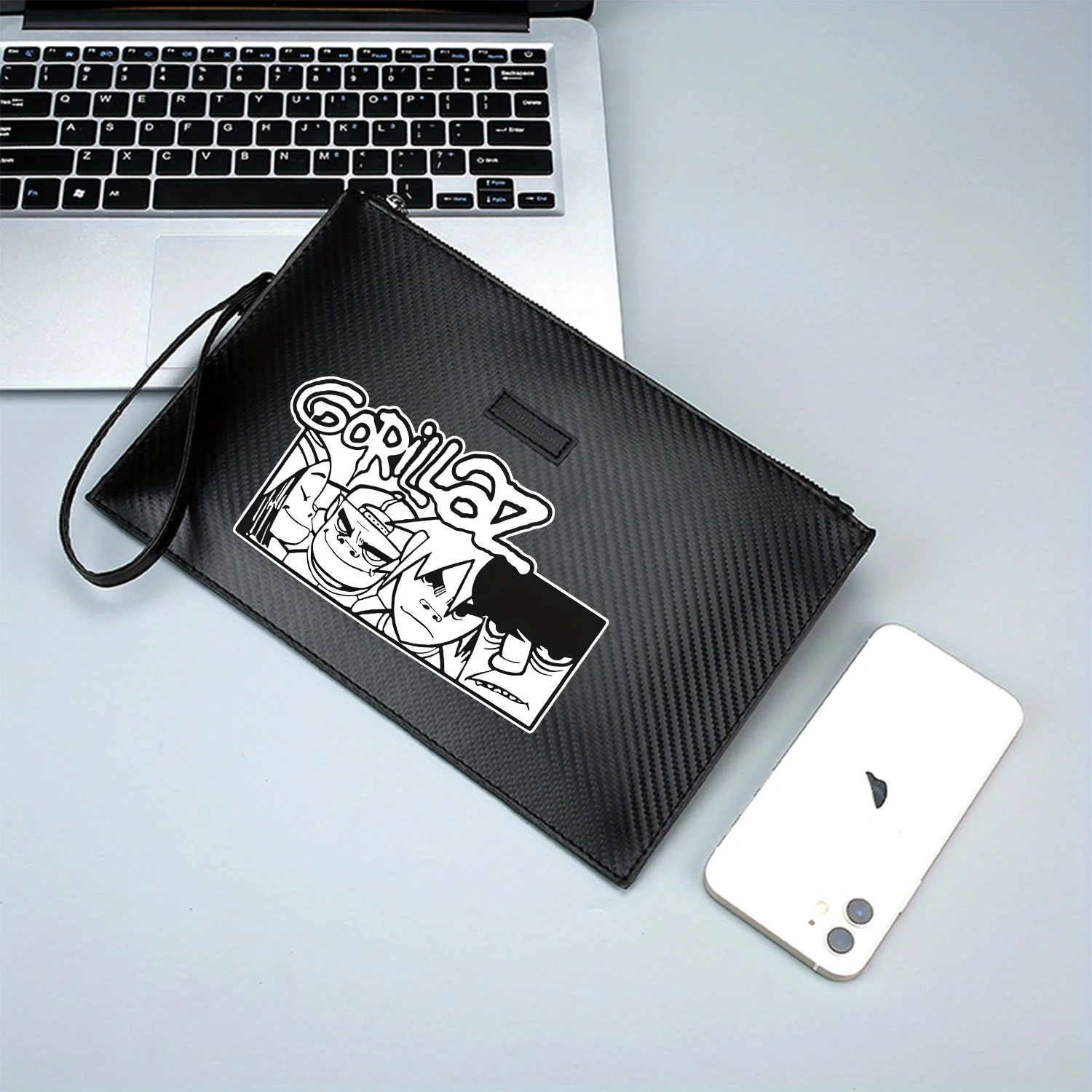 حقيبة يد رجالية من البولي يوريثان مطبوعة باللونين الأبيض والأسود بتصميم شعار أنيق وعملي للحمل اليومي