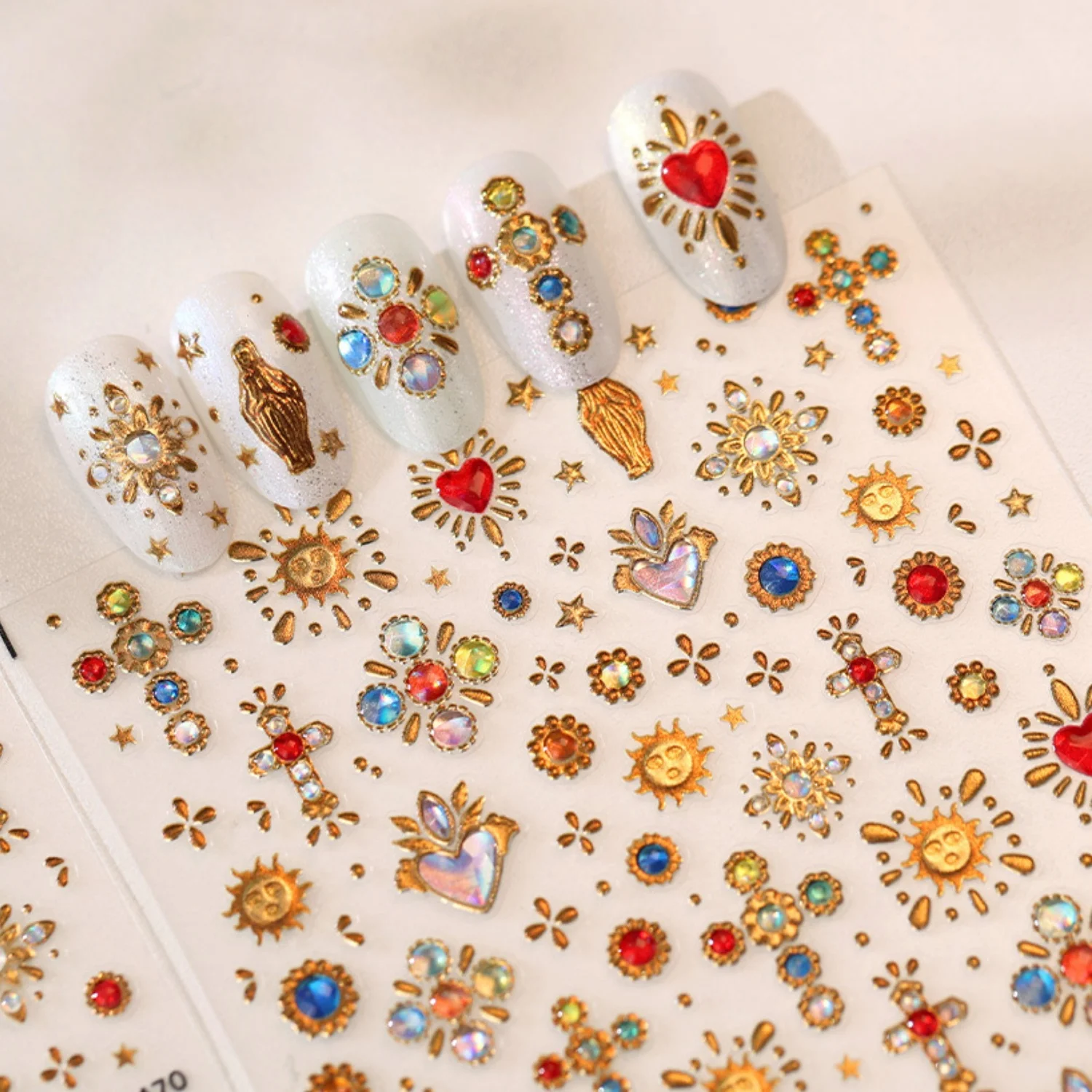 Edle Retro Court 5D Nagelkunst-Aufkleber Vergoldete Herzen Edelsteine Kreuze Blumen Sterne Glitzernde Nieten Selbstklebende Abziehbilder Luxuriöse Maniküre