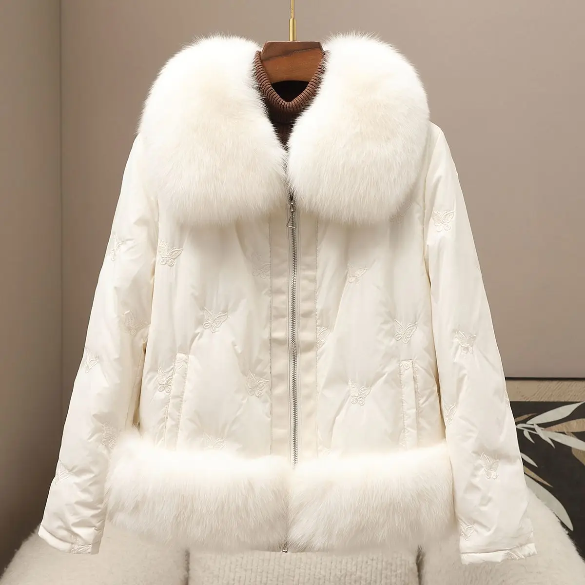 

Luxurious Fox Fur Trim Embroidered Warm Women's Down Jacket Autumn/Winter New Arrival White Duck Down Coat
