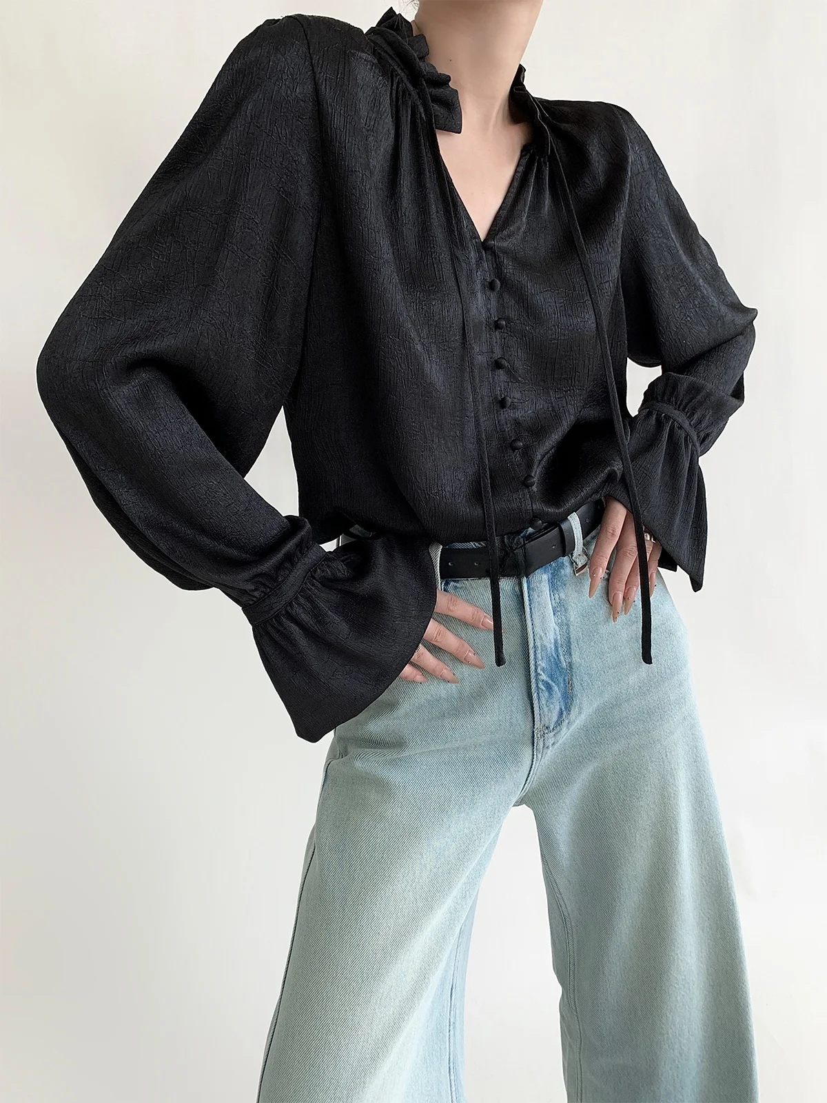 

PAPERLLL Осенняя коллекция: Свободная женская блузка из ацетата с расклешенными рукавами, элегантный французский дизайн, длинный рукав, V-образный вырез