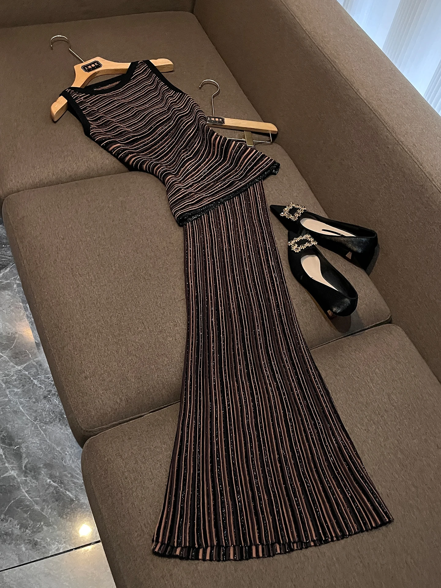

Elegant Summer Knitted Color Block Shiny Thread Vest And Skirt Set High Waist Midi Skirt Sleeveless Fashion Ensemble P627