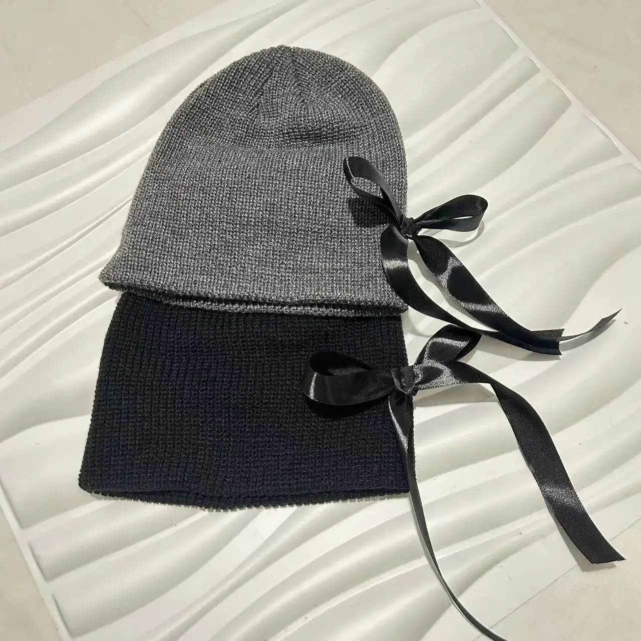 محبوك قبعات حريمي للنساء القوس الأشرطة Skullies قبعات السيدات الخريف الشتاء الدافئة بيني قبعة في الهواء الطلق سدادات حماية الأذن بونيه