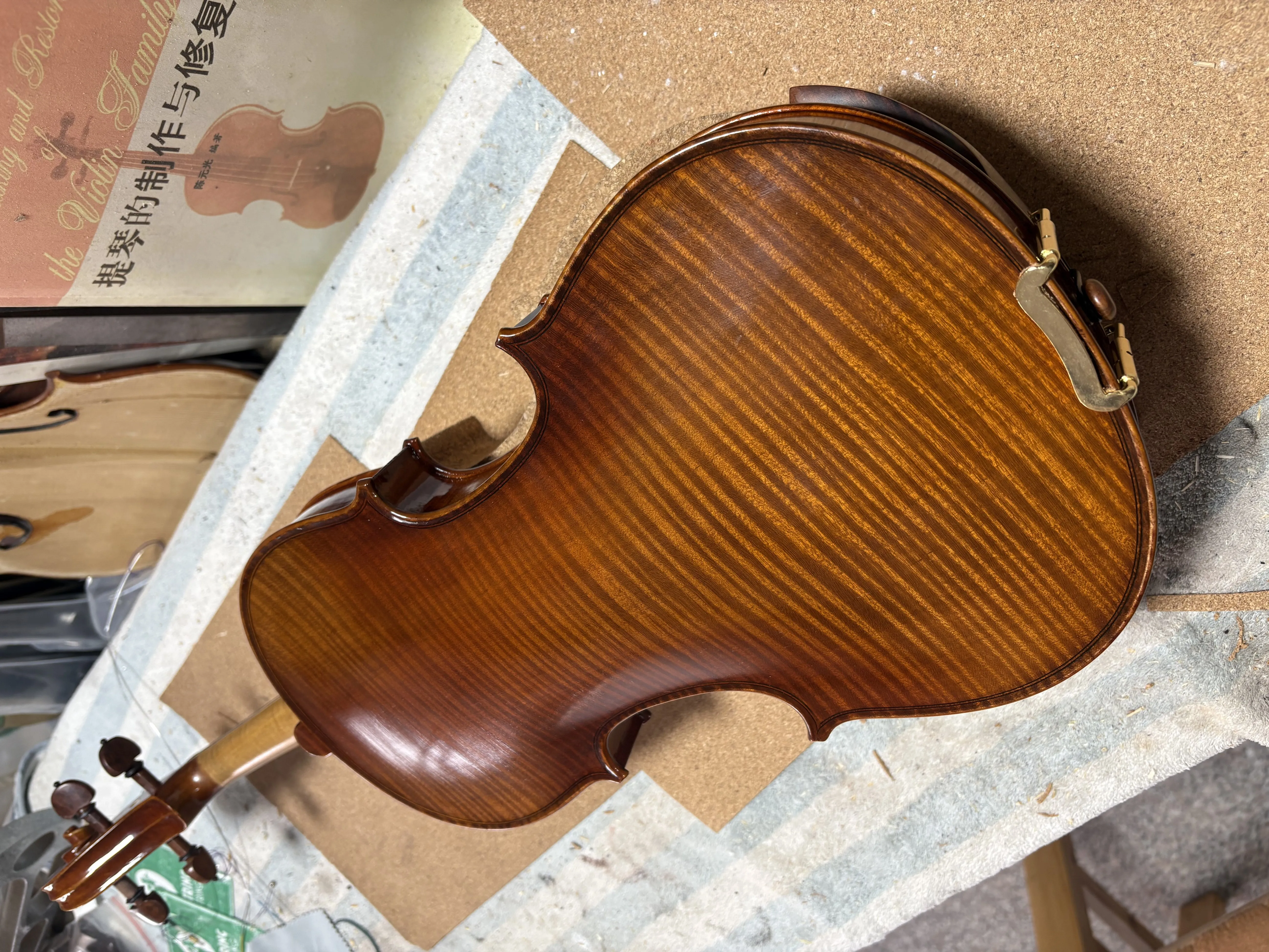 

gt240505Pro 4/4 Violin European Flame Maple-backed Spruce Top Strati model complimentary box and bow.