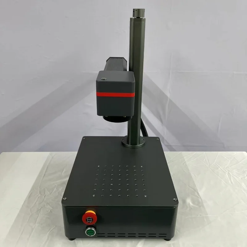 آلة الحفر بالليزر لسطح المكتب الصغيرة المحمولة 20 واط/30 واط/50 واط وسم ألياف الليزر للمعادن JPT Mopa 60 واط مصدر الليزر