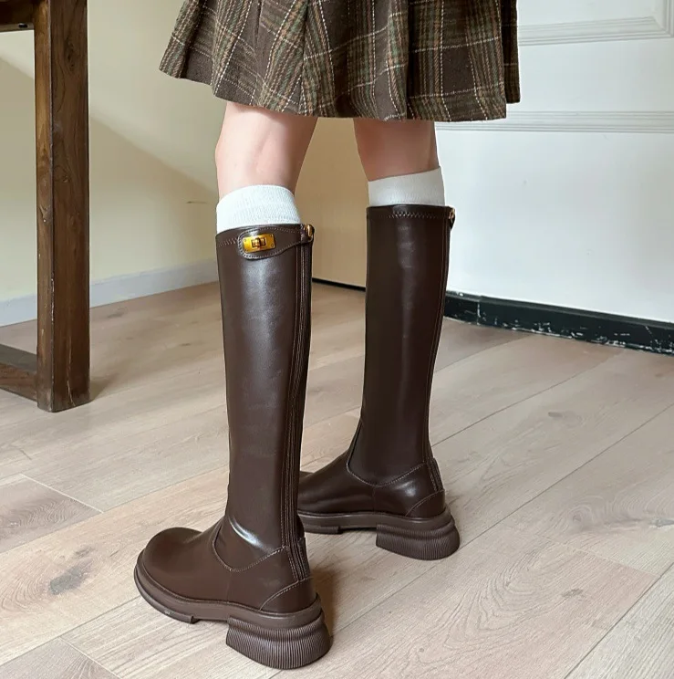 أحذية الفارس لخريف وشتاء 2025 أحذية طويلة ضيقة جديدة للنساء بإبزيم ذهبي صغير بمقدمة مستديرة ونعل سميك أحذية عالية الأنبوب