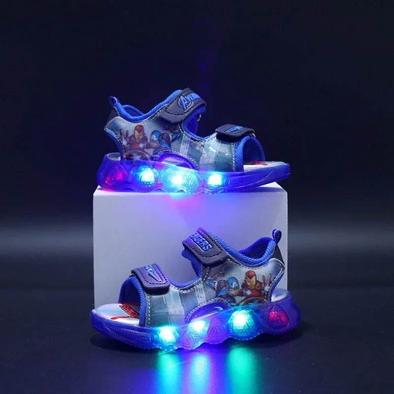 Bambini ragazze sandali estivi Led scarpe luminose luminose ragazzi Cartoon Captain America pantofole bambino Sport Running scarpe da spiaggia