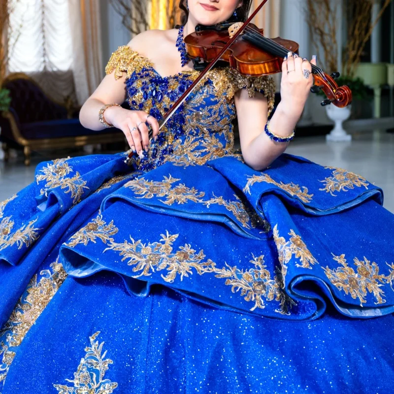 

Темно-синее платье для церемонии Quinceanera с открытыми плечами, золотистыми блестками, кристаллами, длинным шлейфом и бантом, платье для 15-летия. ﻿ Индивидуальный заказ
