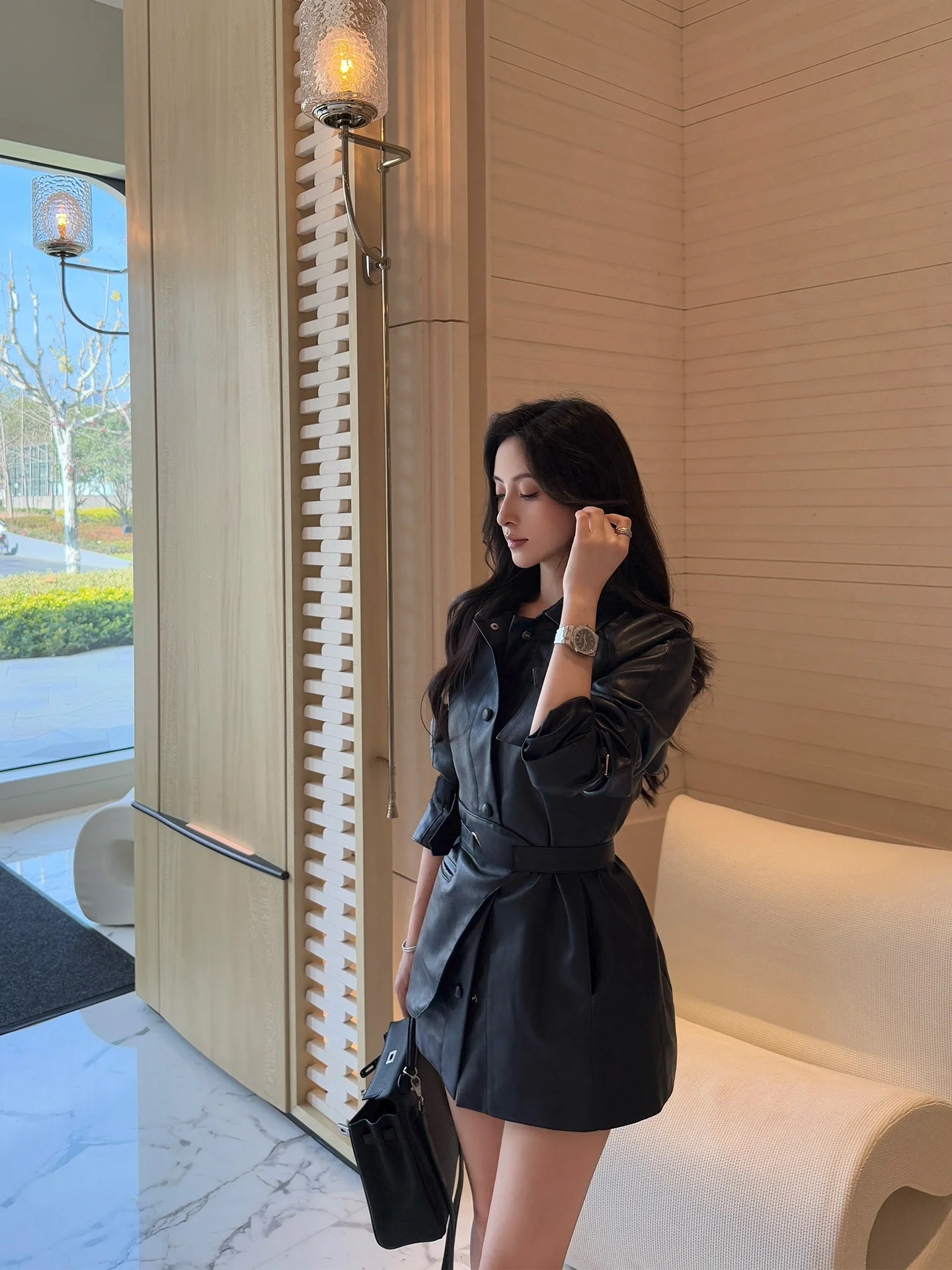 Krój Slim Fit, skórzana kurtka, niebieski metaliczny efekt, tekstura, podkreślająca talię, odzież wierzchnia, długi rękaw, wykładany kołnierz, młodzieżowy styl.