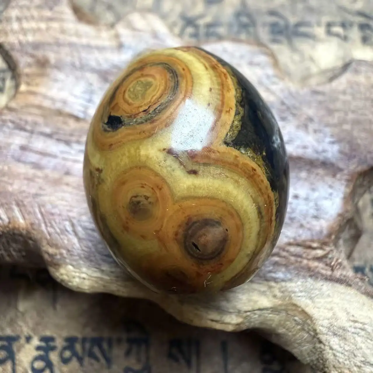Tibetan Agate old Mongolian material  Darrow 8 eye  Dzi Bead Amulet Pendant Tibet Protective talisman  24x21mm