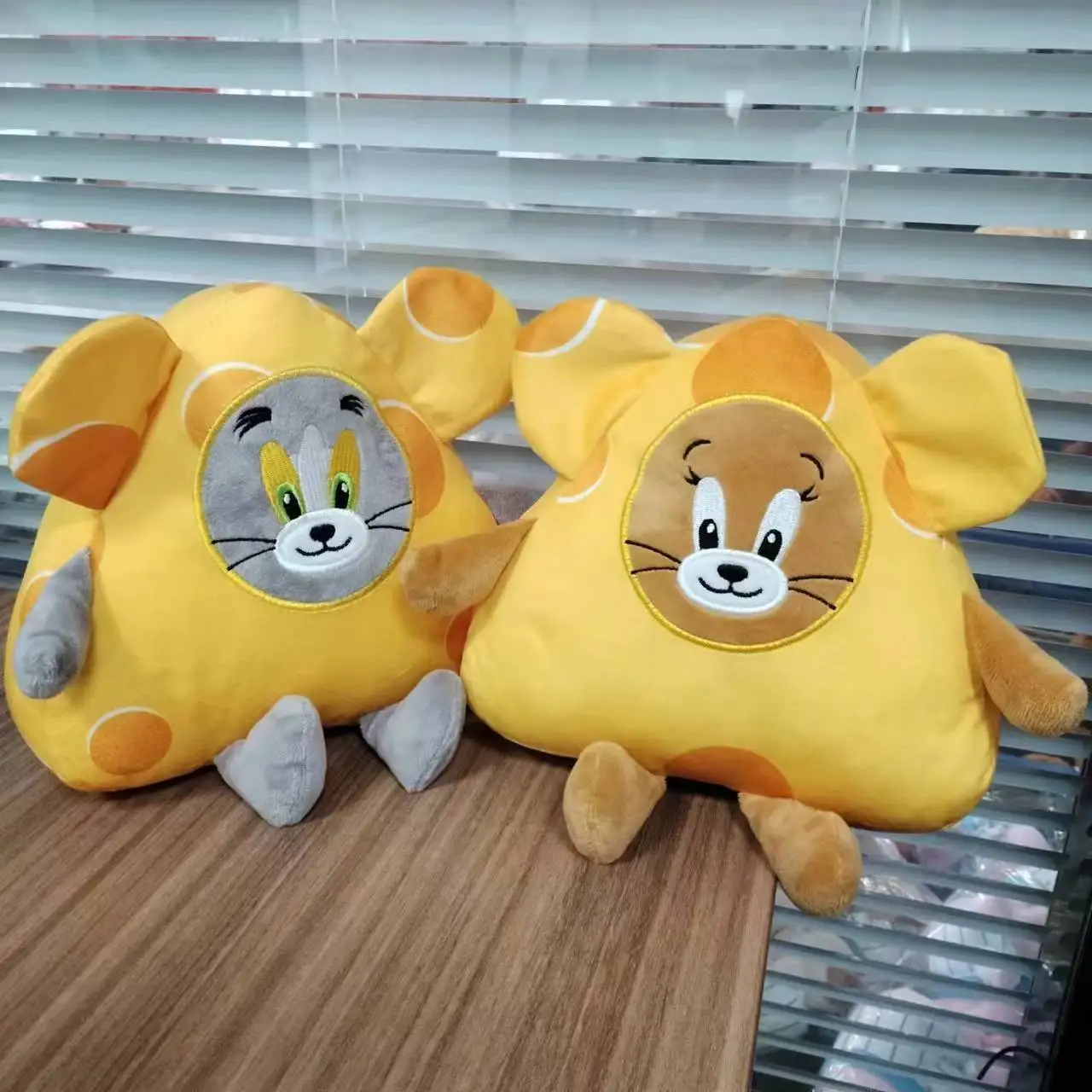 Cheese Cat and Mouse Plush Toy Pillow Tom Jerry Doll Comforting Boys and Girls Gift Cloth Doll