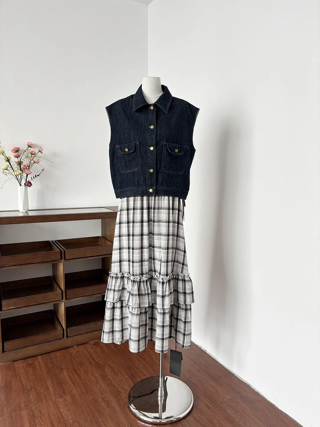 

Retro Denim Sleeveless Vest And Midi Skirt Two Piece Set Women's Fashion Spring 2026 New Style Checkered Cake Skirt Set