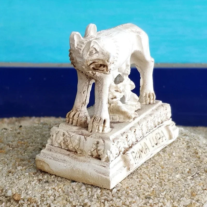 Wolf child female wolf female wolf baby rearing sand with Italian Roman female wolf statue psychological sand table