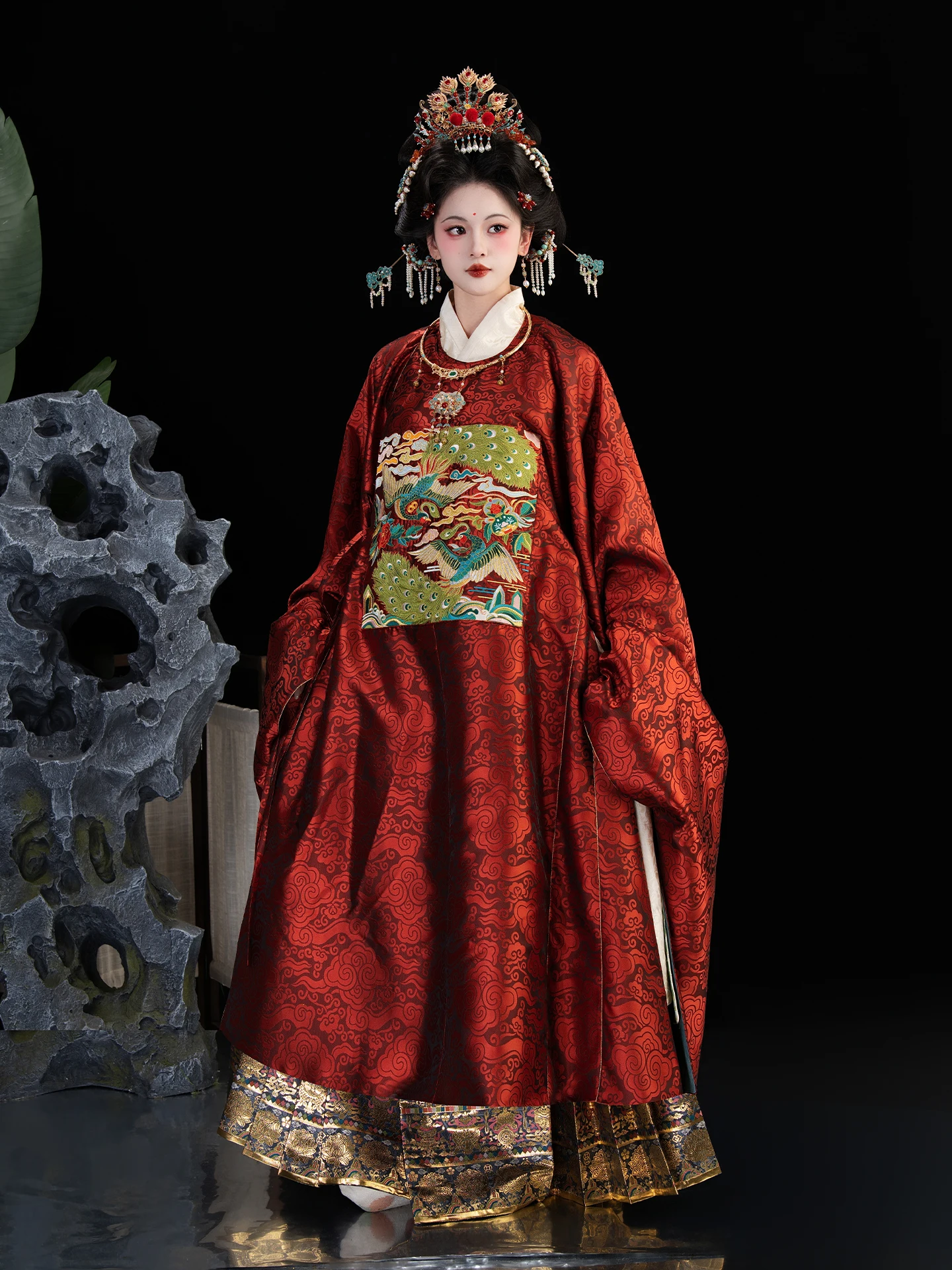 

anchi Flowing Years Hanfu Embroidered round Ne Robe Tailed Skirt Woven Gold Silk Museum Reproduction Peaco