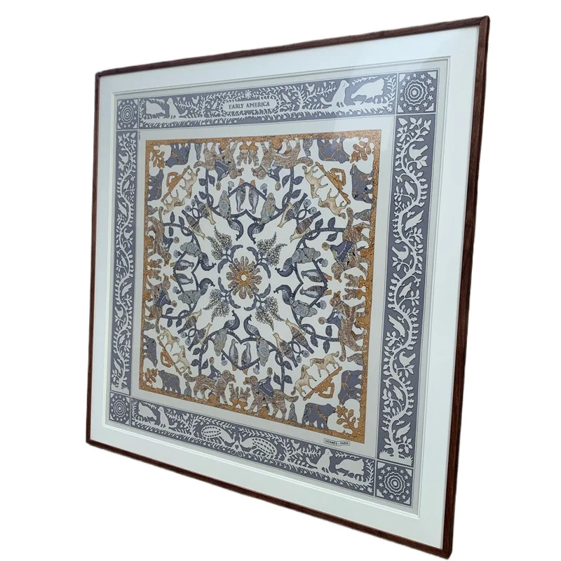 وشاح حريري مثبت على شكل وشاح، إطار صورة مثبت على اللوحة، إطار صورة معدني من الخشب الصلب، مصباح معلق على الحائط فاخر