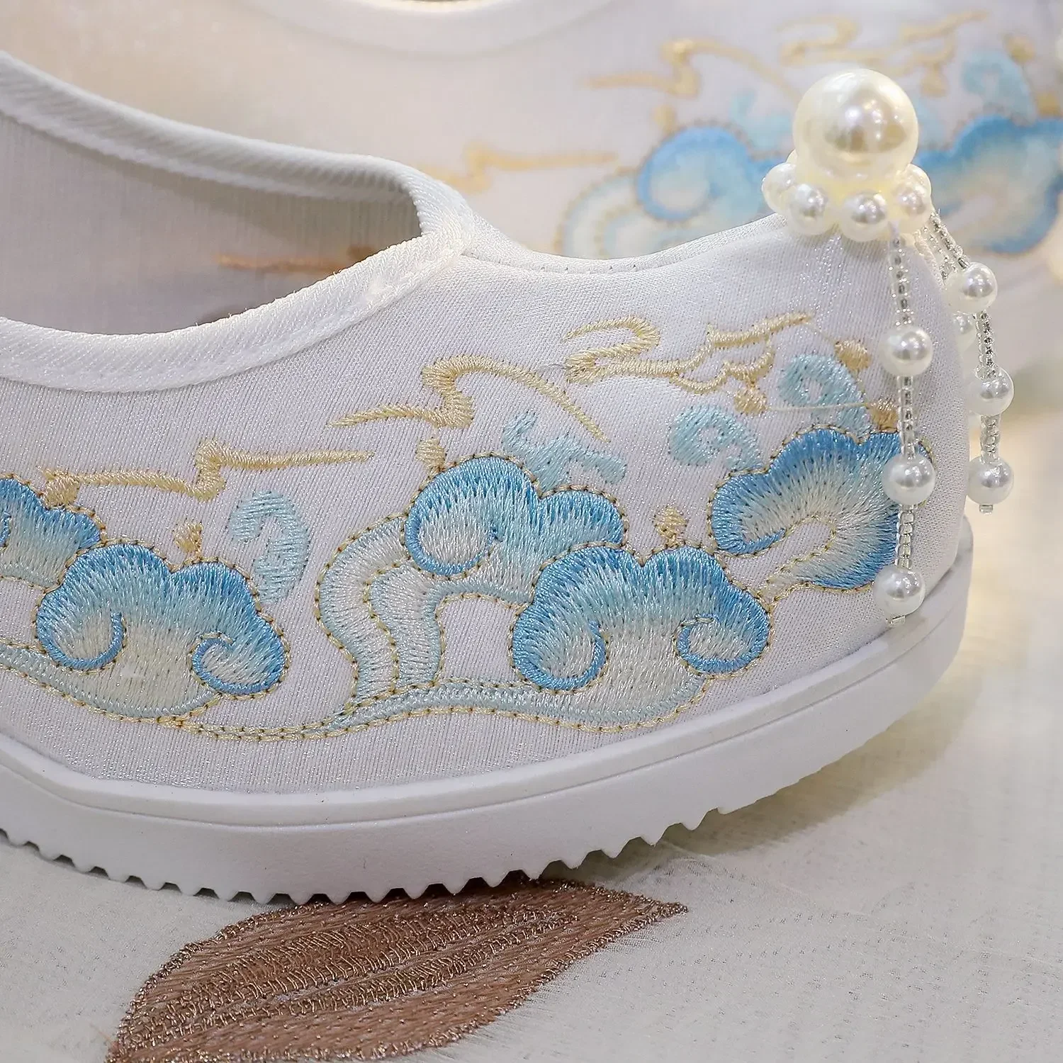 Scarpe ricamate con abito Hanfu antico in stile cinese Scarpe cosplay con rialzo interno con nappa di perle eleganti