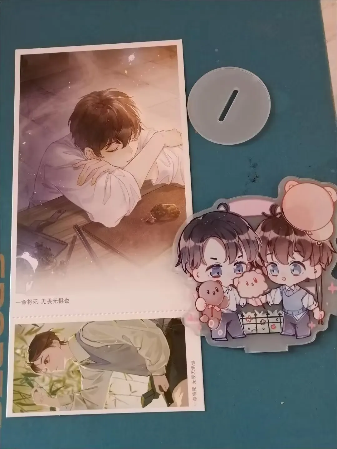 Fragmented jade throwing beads, surrounded by acrylic standing signs of 'Ding Han White Pearl' fan derived exquisite gifts