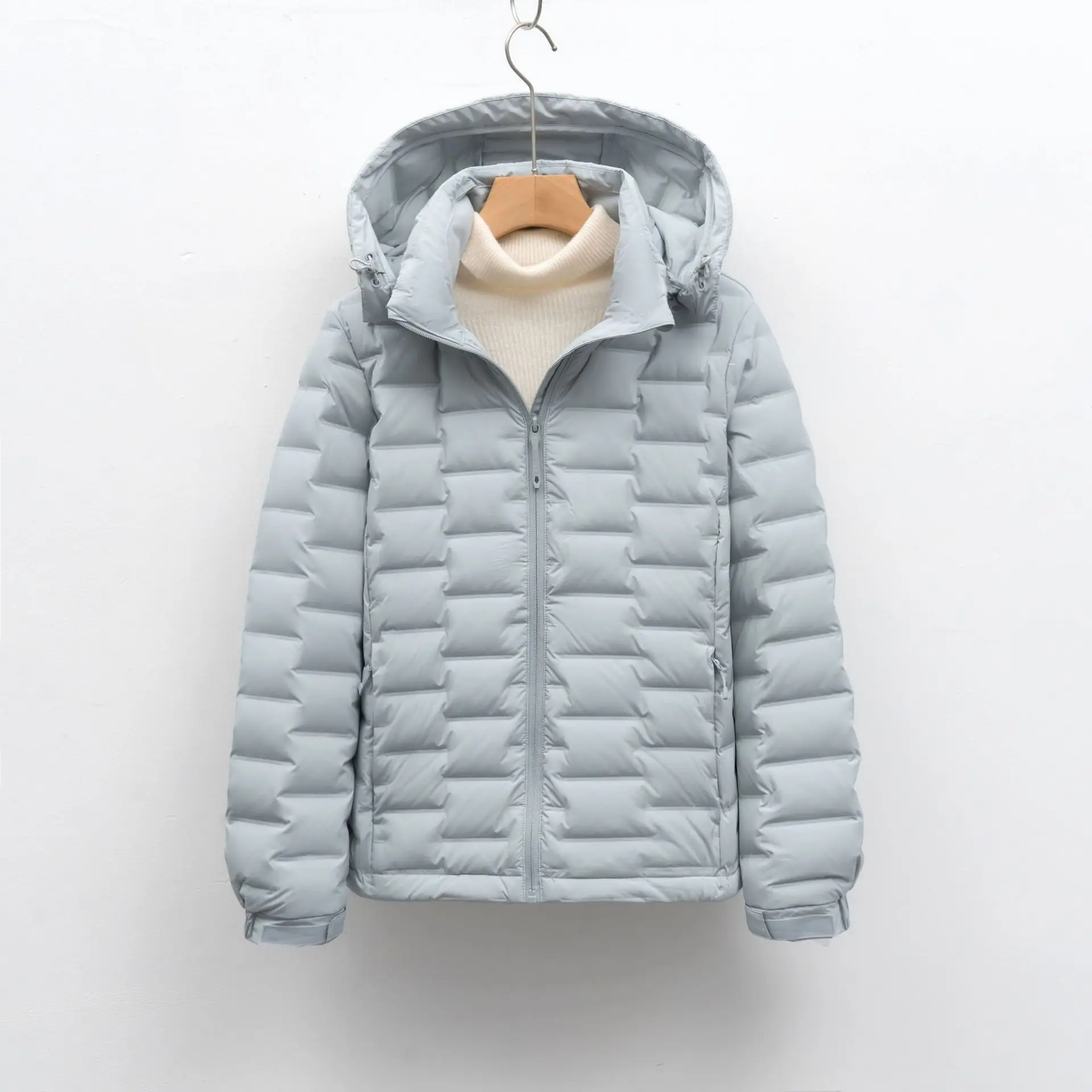 سترة قصيرة مقنعين للارتداء في الهواء الطلق. مملوء بمعايير جديدة بنسبة 90% للدفء المتنقل خفيف الوزن والمتنقل في الطقس البارد.