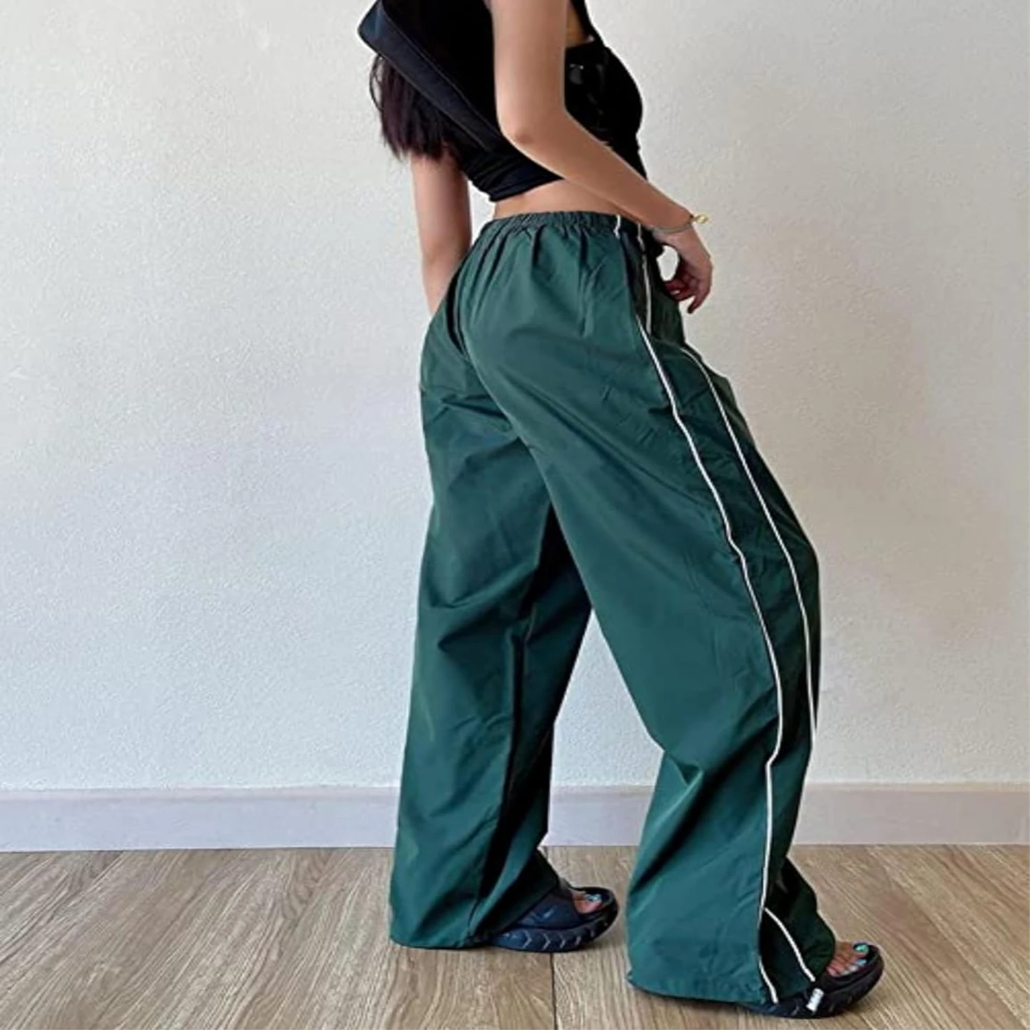 Ce pantalon parachute chic et vintage intemporel, conçu pour les personnes à la mode. Améliorez votre style