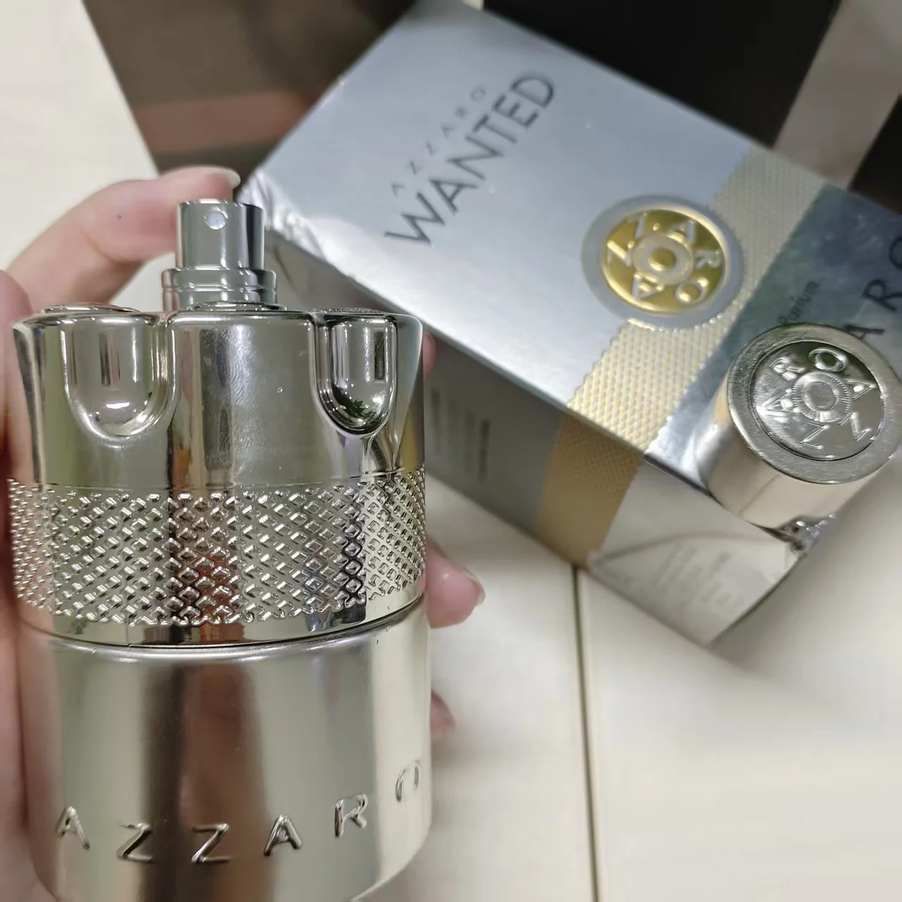 

Azzaro is the most popular silver perfume spray, lasting fragrance, simple atmosphere, suitable for any occasion