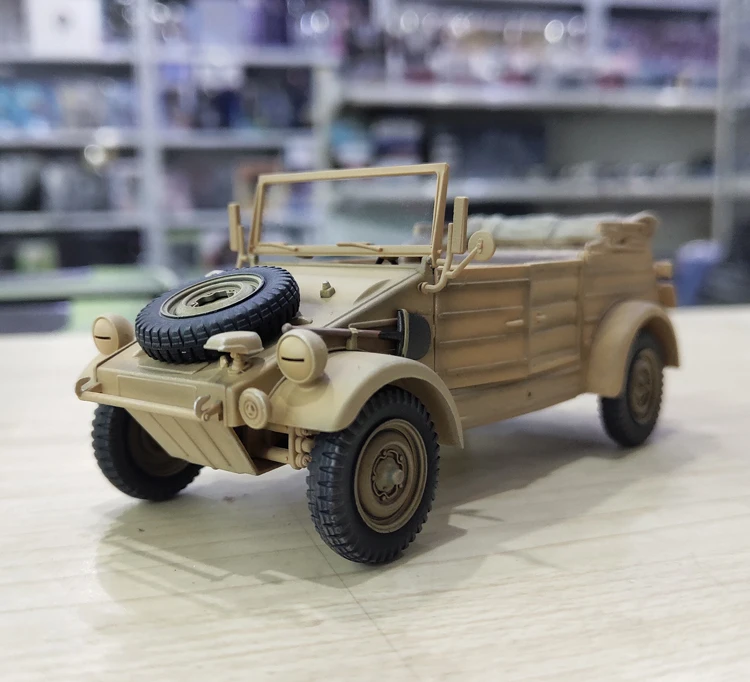 Fine 1/35 German 82 VW82 battlefield off-road vehicle model desert painting  Finished product collection model