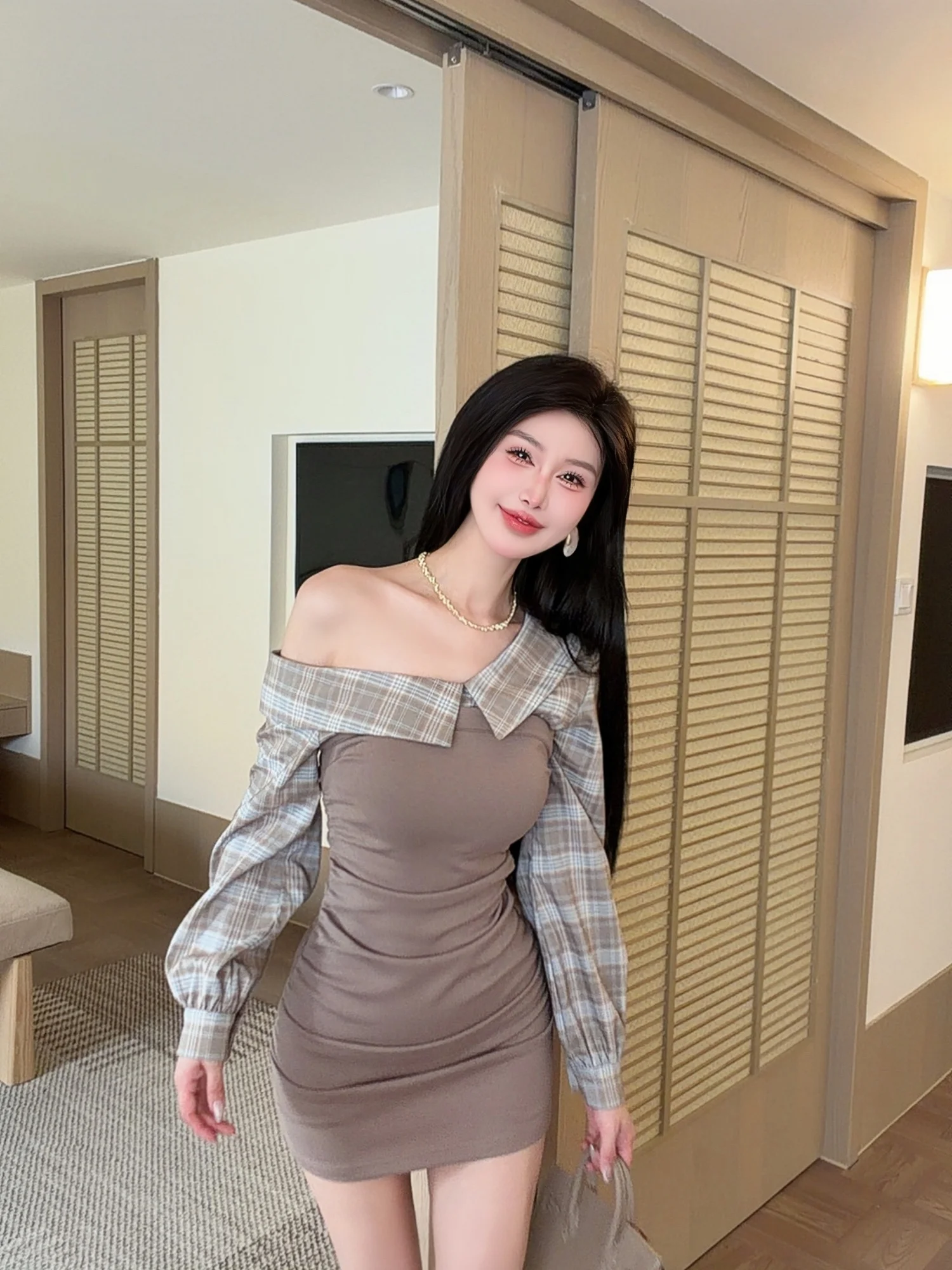 

Платье Pure Desire в клетку с открытыми плечами, плиссированное, облегающее, с длинными рукавами, короткое, в французском стиле, повседневное, H-образного силуэта