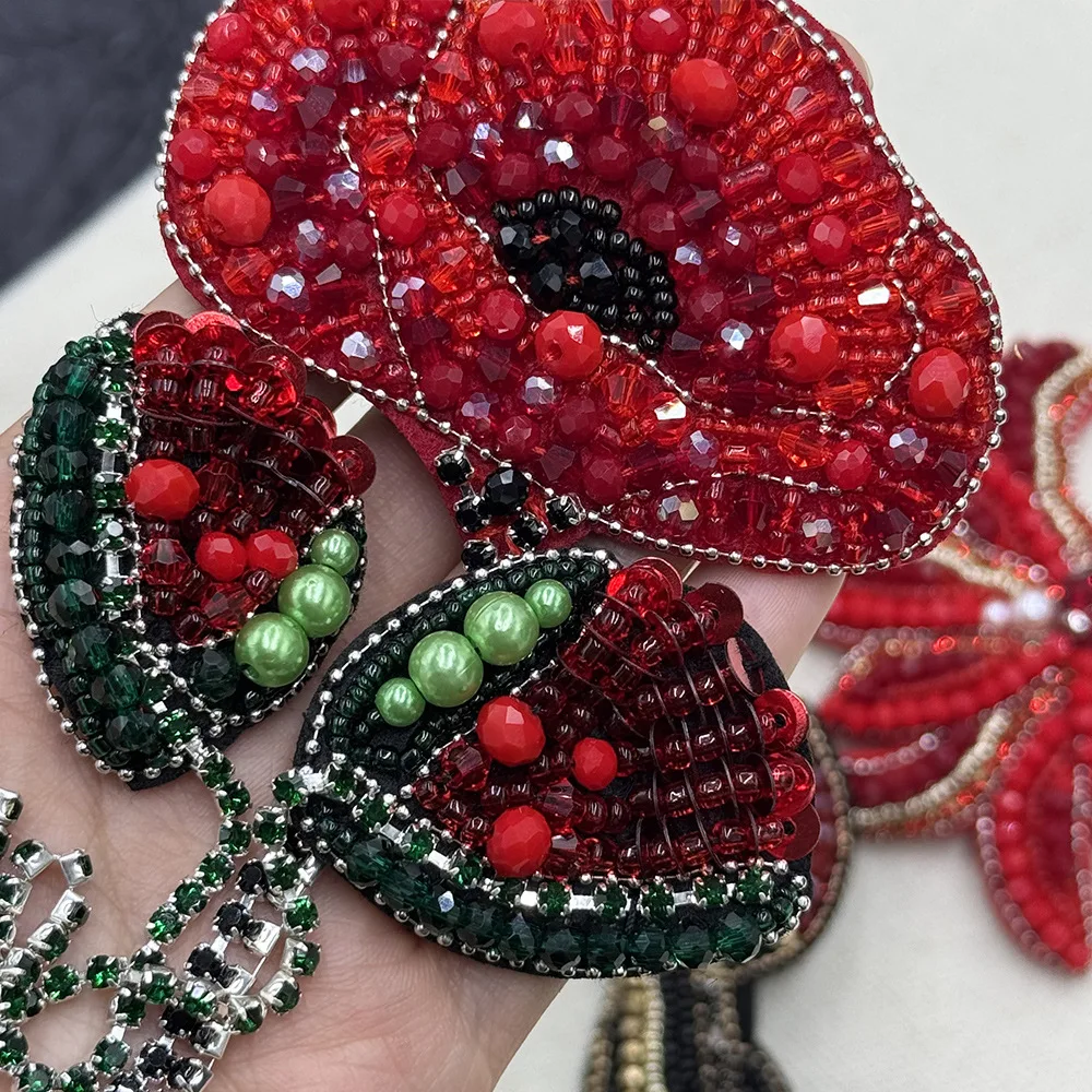 Robuster, dreidimensionaler, perlenbesetzter Strass-Kleidungsaufnäher mit Rosenblüten und Ahornblättern