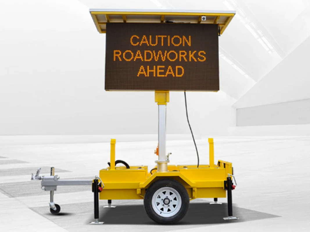 Traffic information LED display trailer, LED screen that can rotate 330 degrees and lift up and down