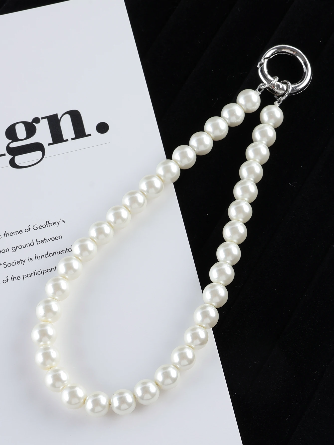 

2025 new simple temperament pearl mobile phone chain wrist anti-lost lanyard fresh literary handmade jewelry high-end girl gift