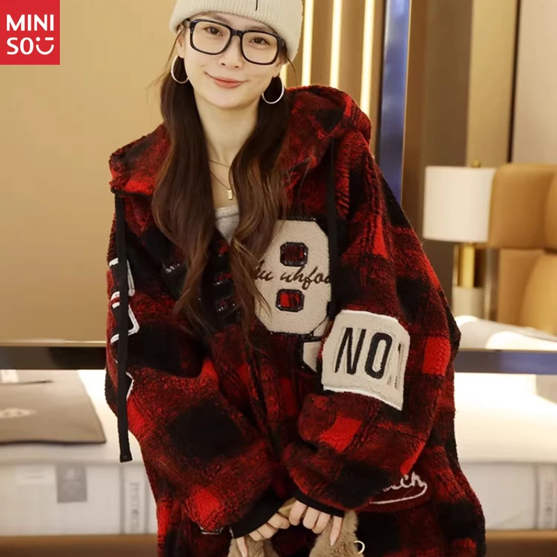 معطف شيربا نسائي منقوش باللون الأحمر من Miniso، سترة سروال قصير بغطاء للرأس على الطراز البريطاني العتيق لفصل الشتاء #3