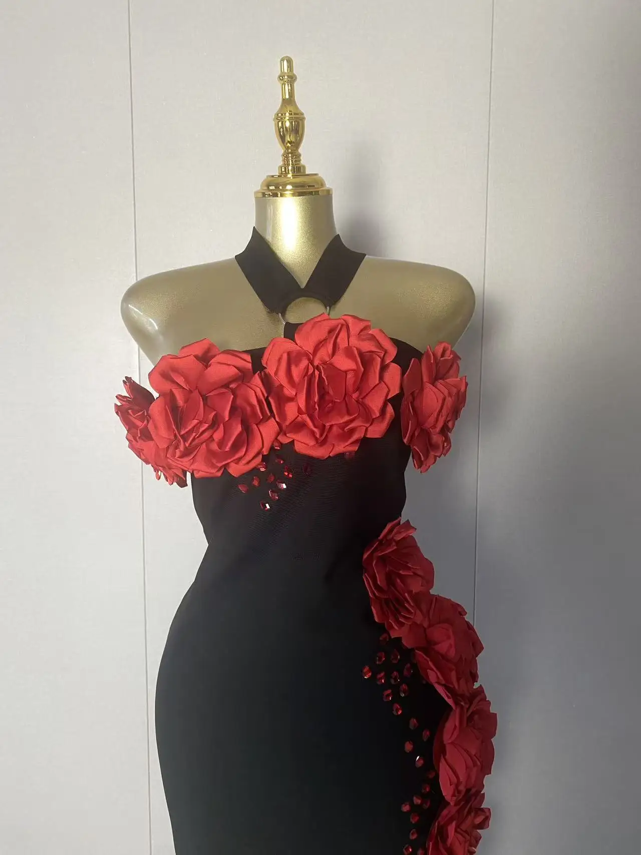 ชุดเดรสทรงบอดี้คอนสีดำประดับดอกไม้ 3 มิติ แบบผูกคอ สไตล์หรูหราสำหรับผู้หญิง ปี 2025 เหมาะสำหรับงานเลี้ยงกลางคืน งานปาร์ตี้วันเกิดสุดหรู