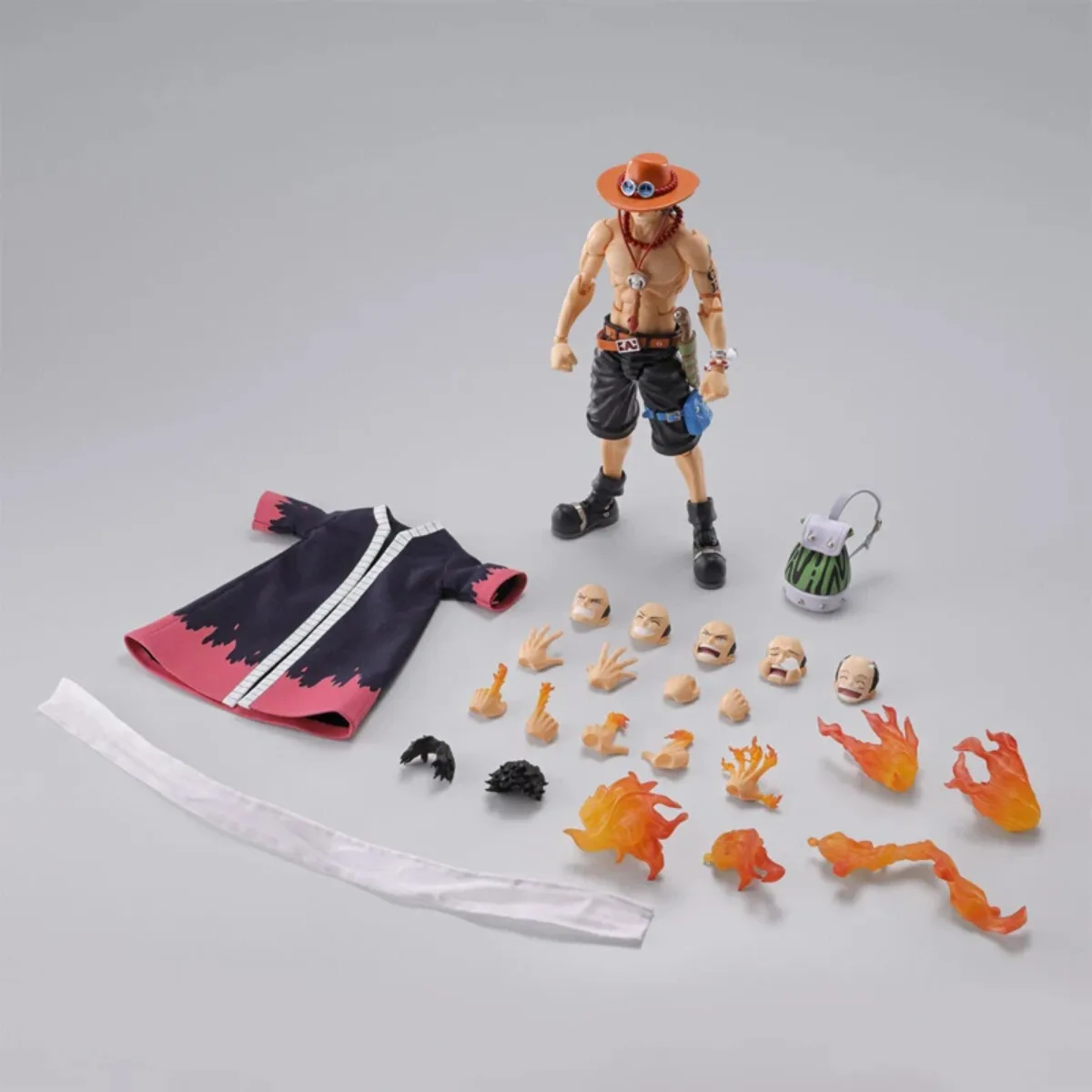 バンダイ本物のワンピースアニメモデルキットポートガス.D.エース火拳のおもちゃSHF 1/12アクションフィギュア組立モデルクリスマスプレゼント