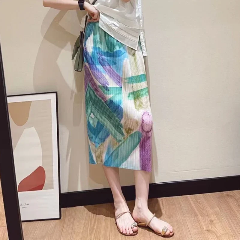 Fresh Ink Print Design with A Pleated Half Skirt That Feels Elastic and Slim, Straight Cut High Waisted Half Skirt