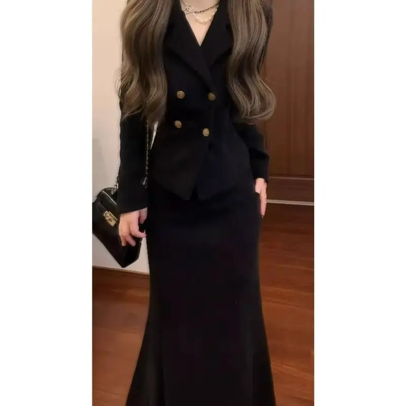 Zweiteiliges Kleiderset, stilvolles und elegantes Winteroutfit, ein komplettes Set, das supermodisch aussieht