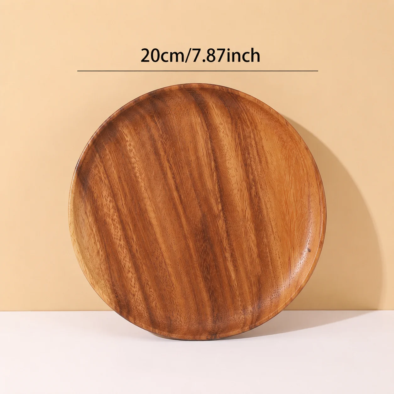 Een ronde dinerbord gemaakt van acaciahout.