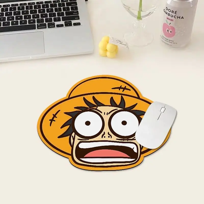 One Piece Luffy Mauspad, kleine Schreibtischunterlage für Bürocomputer, rutschfeste Tastaturmatte, lustiges und originelles Geschenk für Freunde