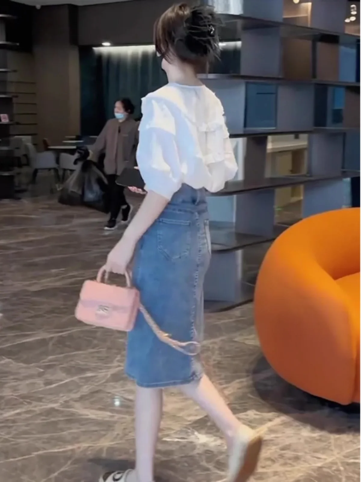 

Летний легкий комплект из рубашки и джинсовой юбки с коротким рукавом и V-образным вырезом из полиэстера, двухсоставный костюм для женщин 20- и 30-летнего возраста