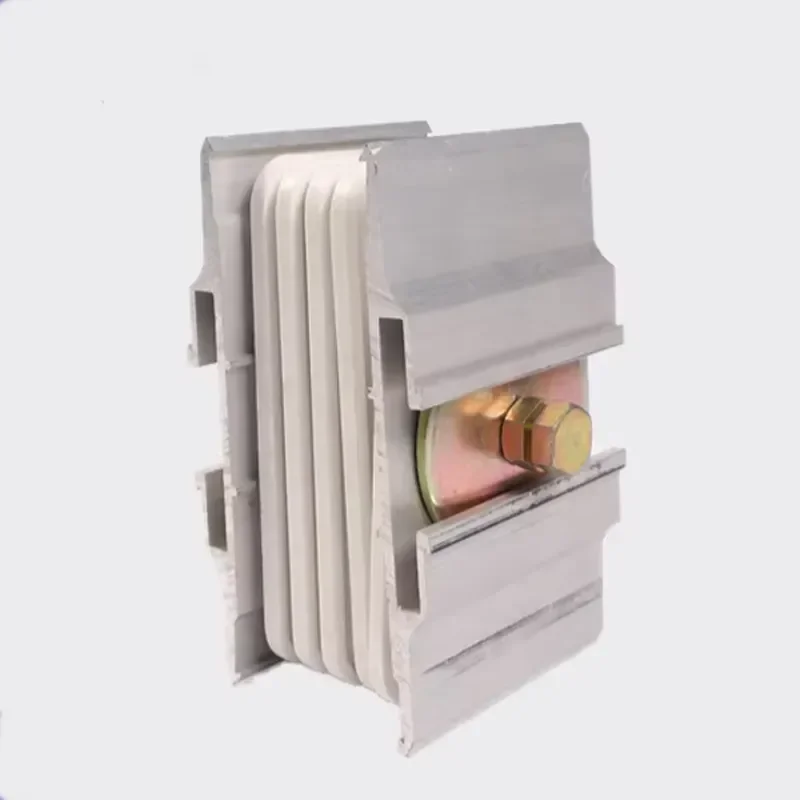 Durable Flexible Customizable Busbar System to Meet Different Current and Installation Needs 1250A-4P