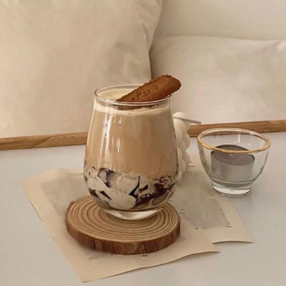 قواعد أكواب خشبية مستديرة غير مكتملة، ورقائق خشبية طبيعية مستديرة مع لحاء، وسجلات حلقية سنوية مرسومة يدويًا مصنوعة من مواد ذاتية الصنع