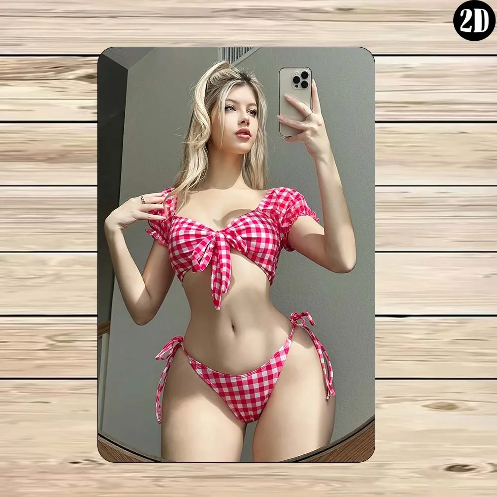 

Металлическая табличка с изображением девушки в сексуальном красном бикини в клетку - ретро-декор для мужской комнаты, бара, пляжного дома