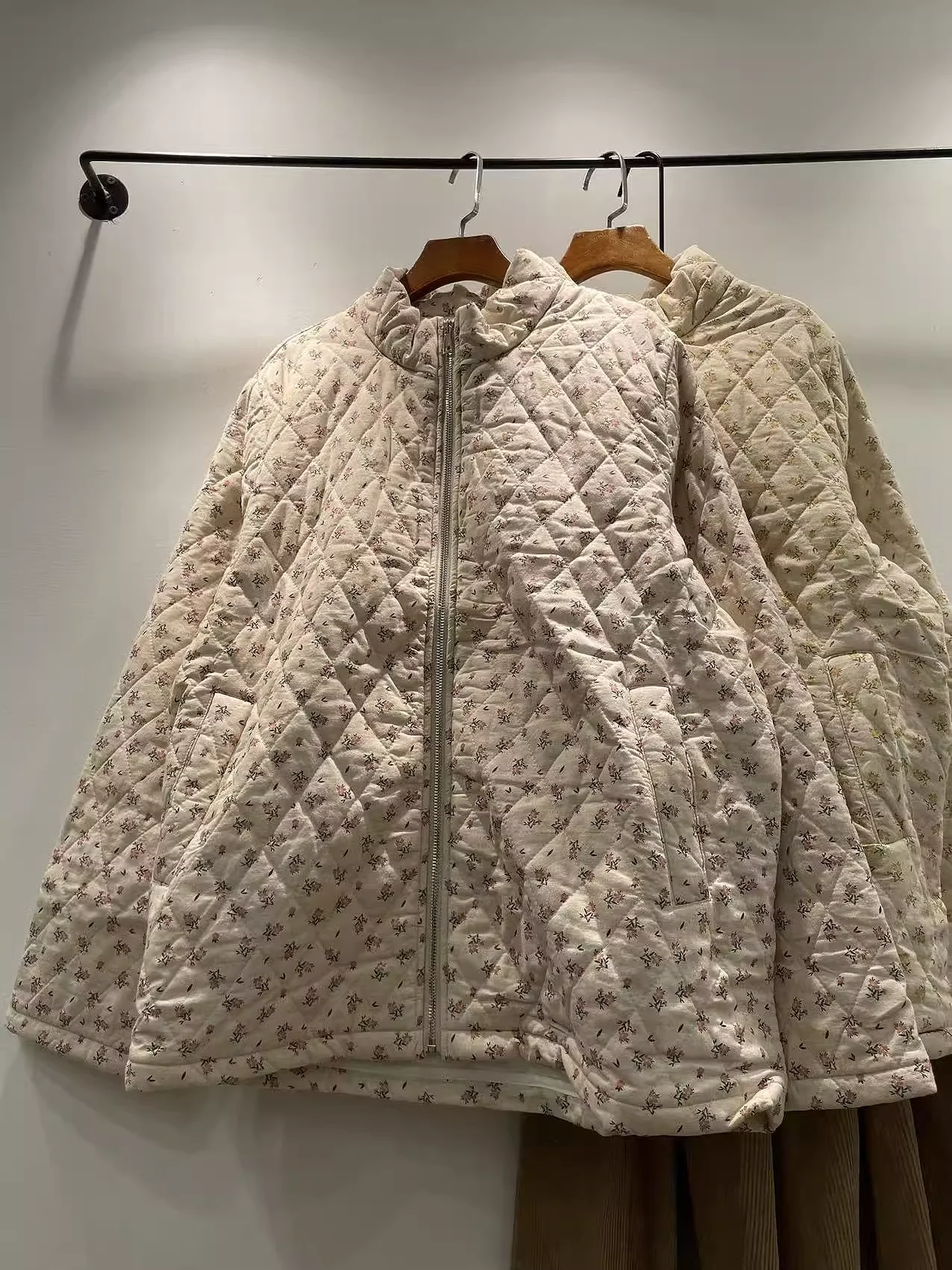 

2026 Mori Girl, одежда в японском стиле, хлопковая стеганая куртка с цветочным принтом в деревенском стиле для женщин, осеннее мягкое пальто с воротником-стойкой